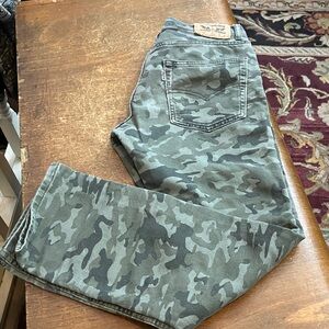 Levi’s 511 Camouflage Knit Pants White Tab – Size 28 (Fits 25-26) relaxed fit